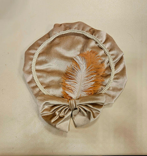 Pietenmuts créme strik bruin